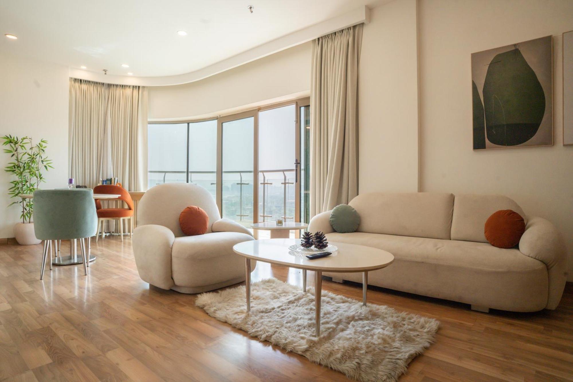 Ar Suites Klj Square Гургаон Екстериор снимка
