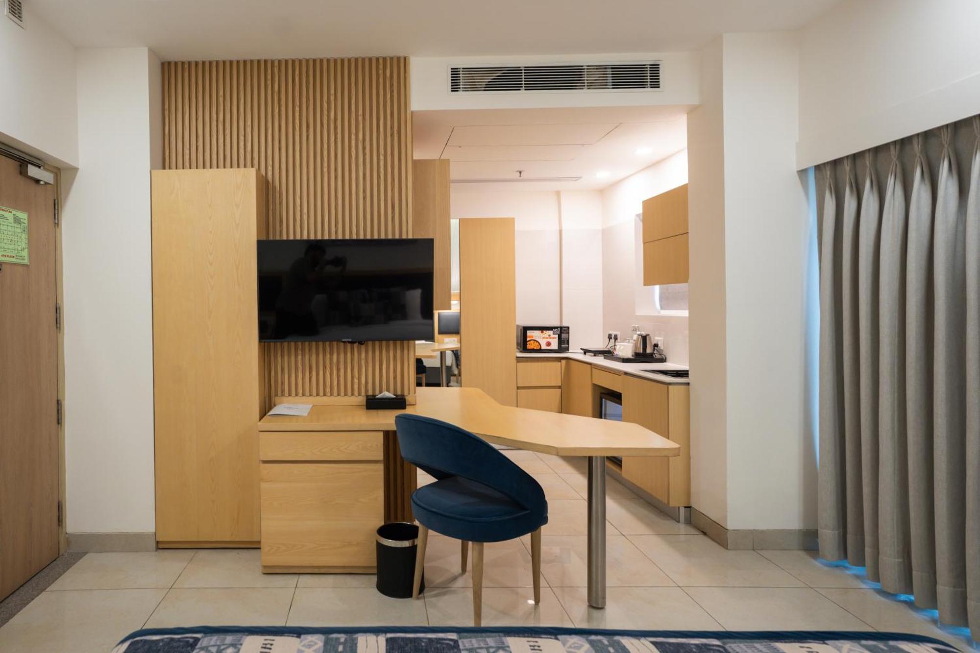 Ar Suites Klj Square Гургаон Екстериор снимка