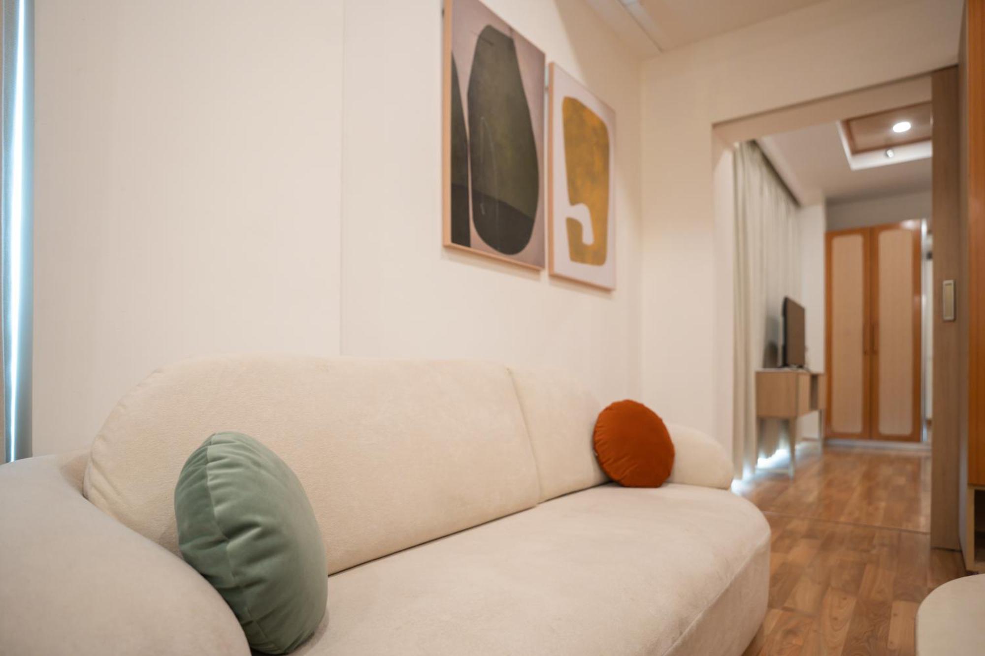Ar Suites Klj Square Гургаон Екстериор снимка