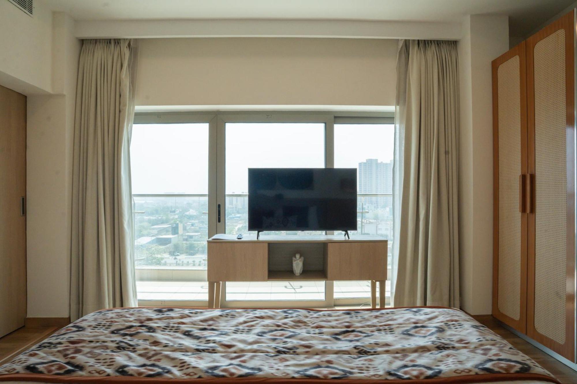 Ar Suites Klj Square Гургаон Екстериор снимка