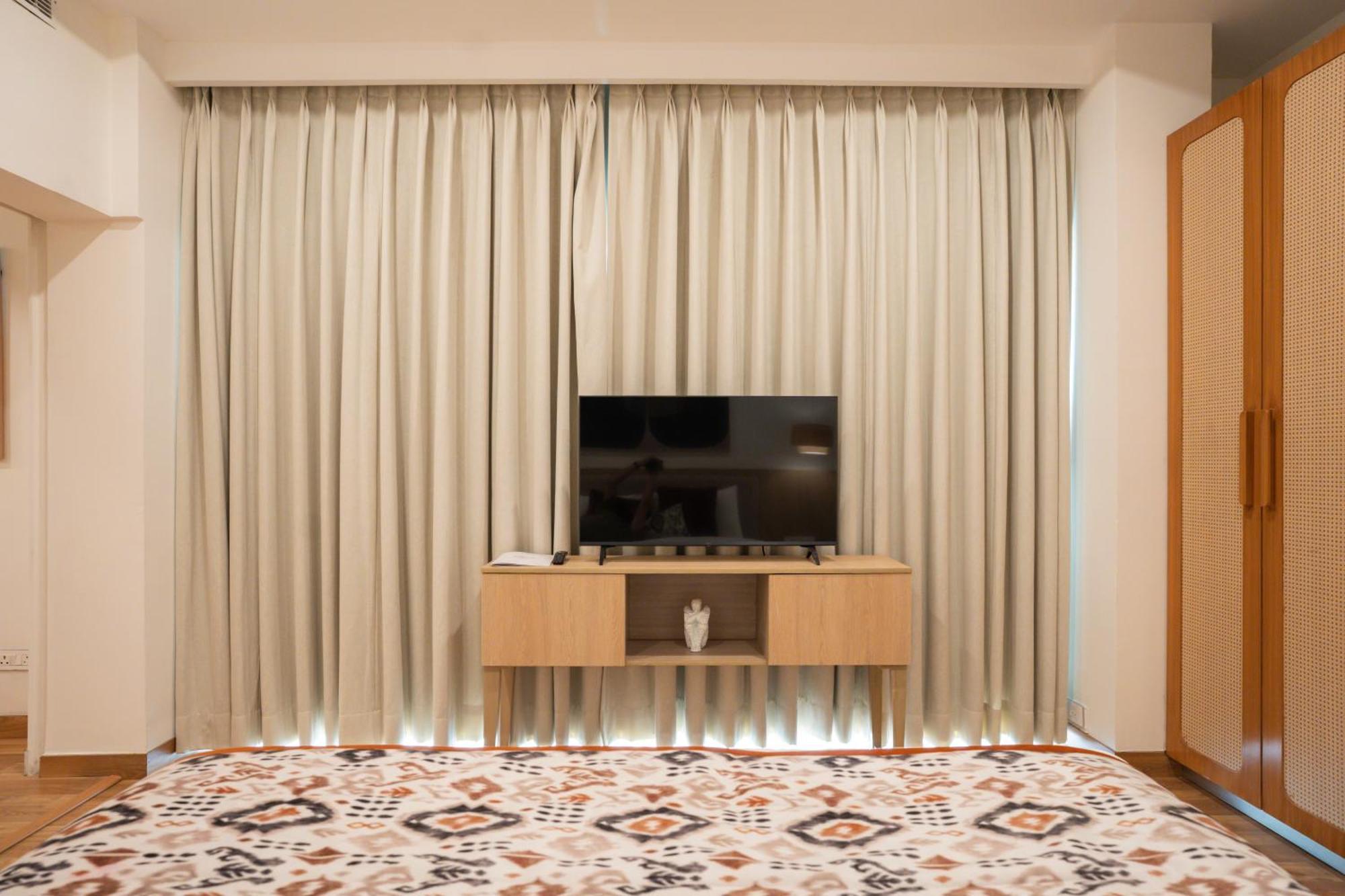 Ar Suites Klj Square Гургаон Екстериор снимка