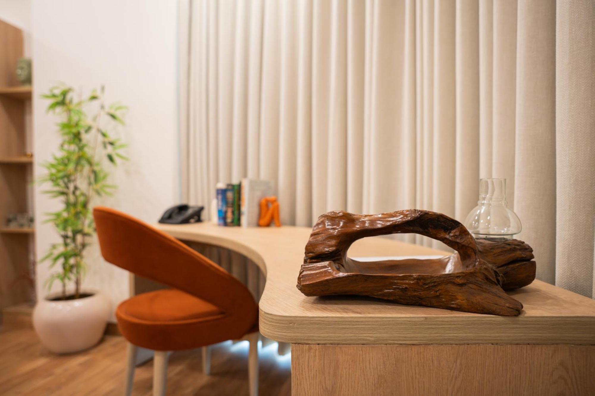 Ar Suites Klj Square Гургаон Екстериор снимка