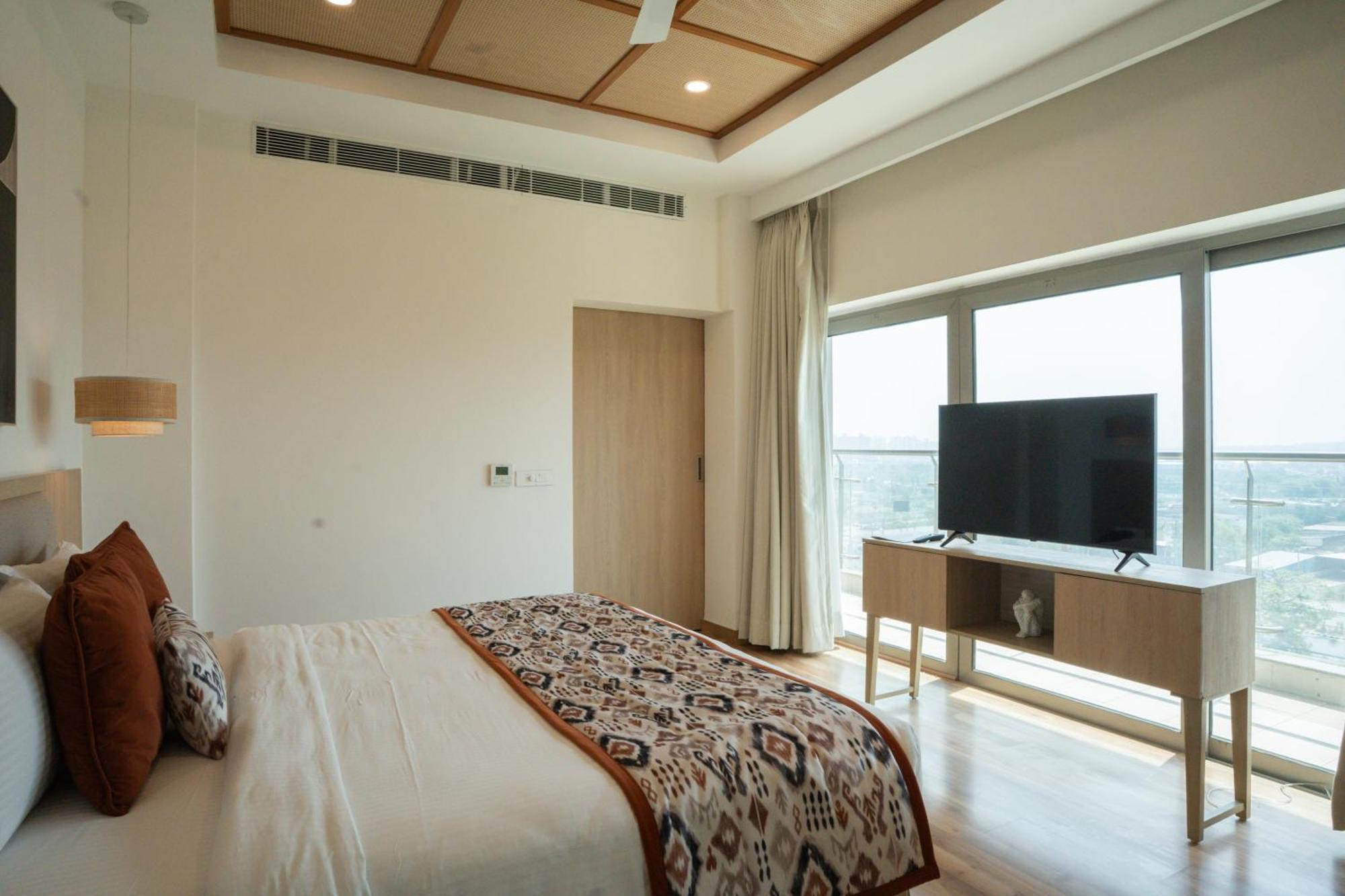 Ar Suites Klj Square Гургаон Екстериор снимка