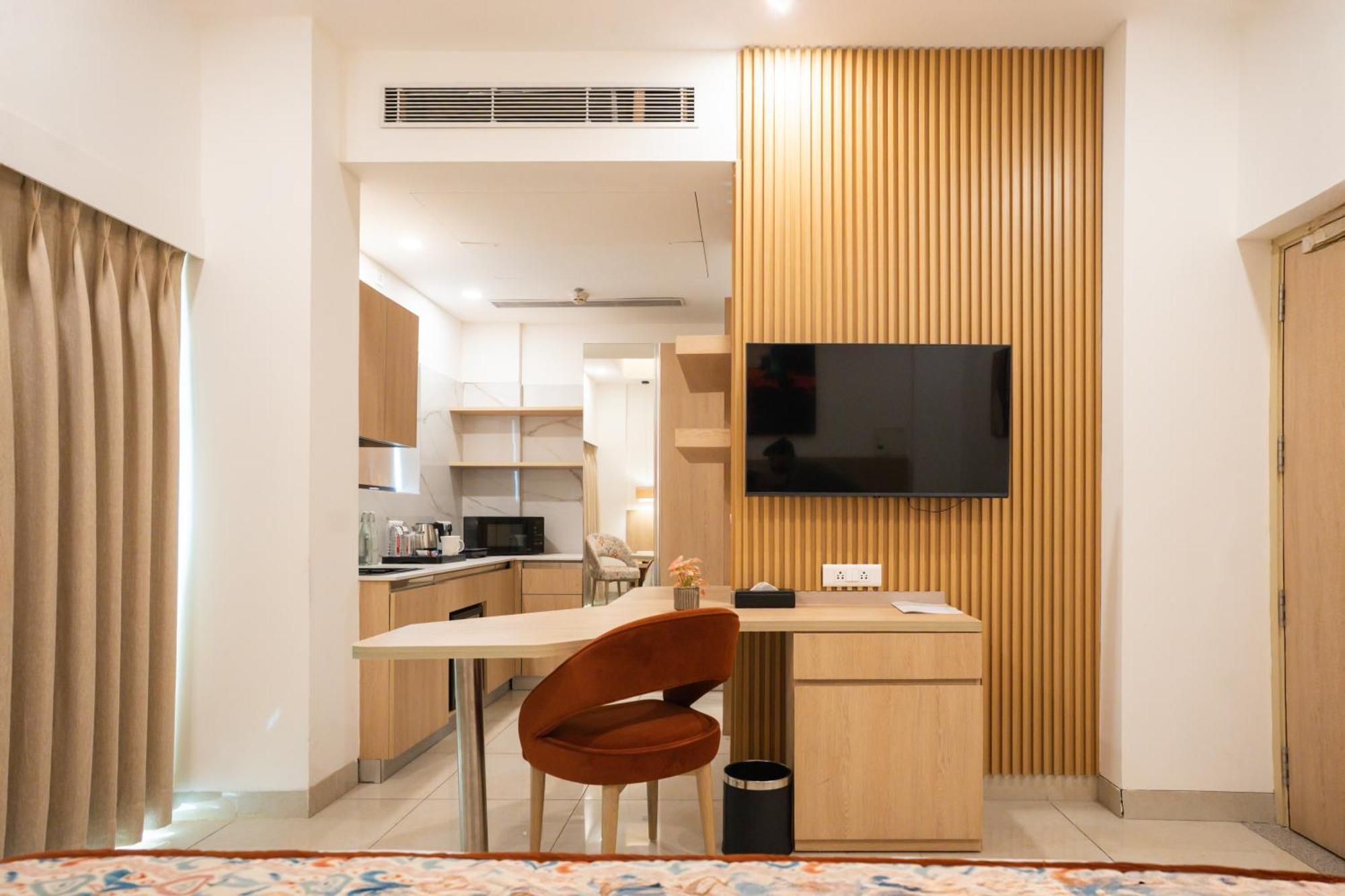 Ar Suites Klj Square Гургаон Екстериор снимка
