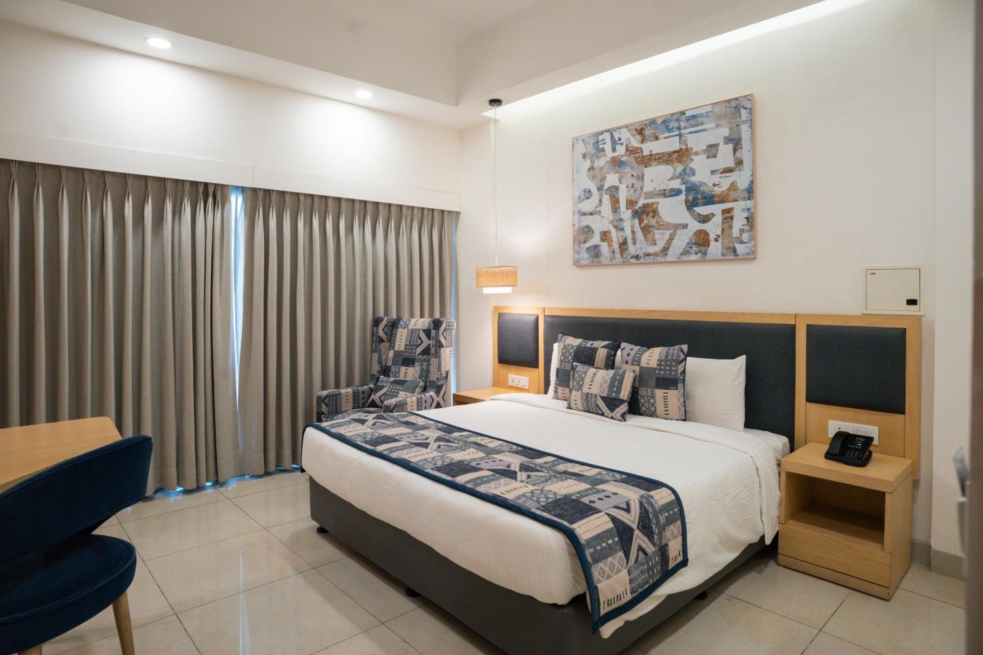 Ar Suites Klj Square Гургаон Екстериор снимка