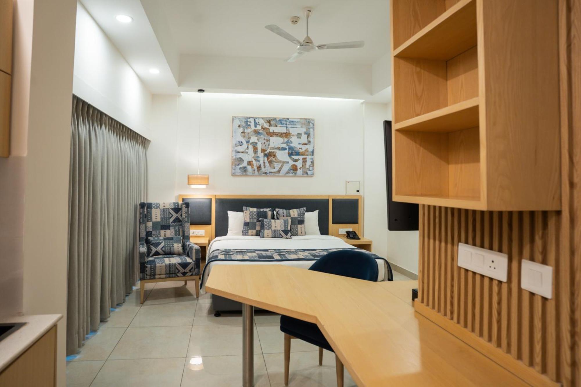 Ar Suites Klj Square Гургаон Екстериор снимка