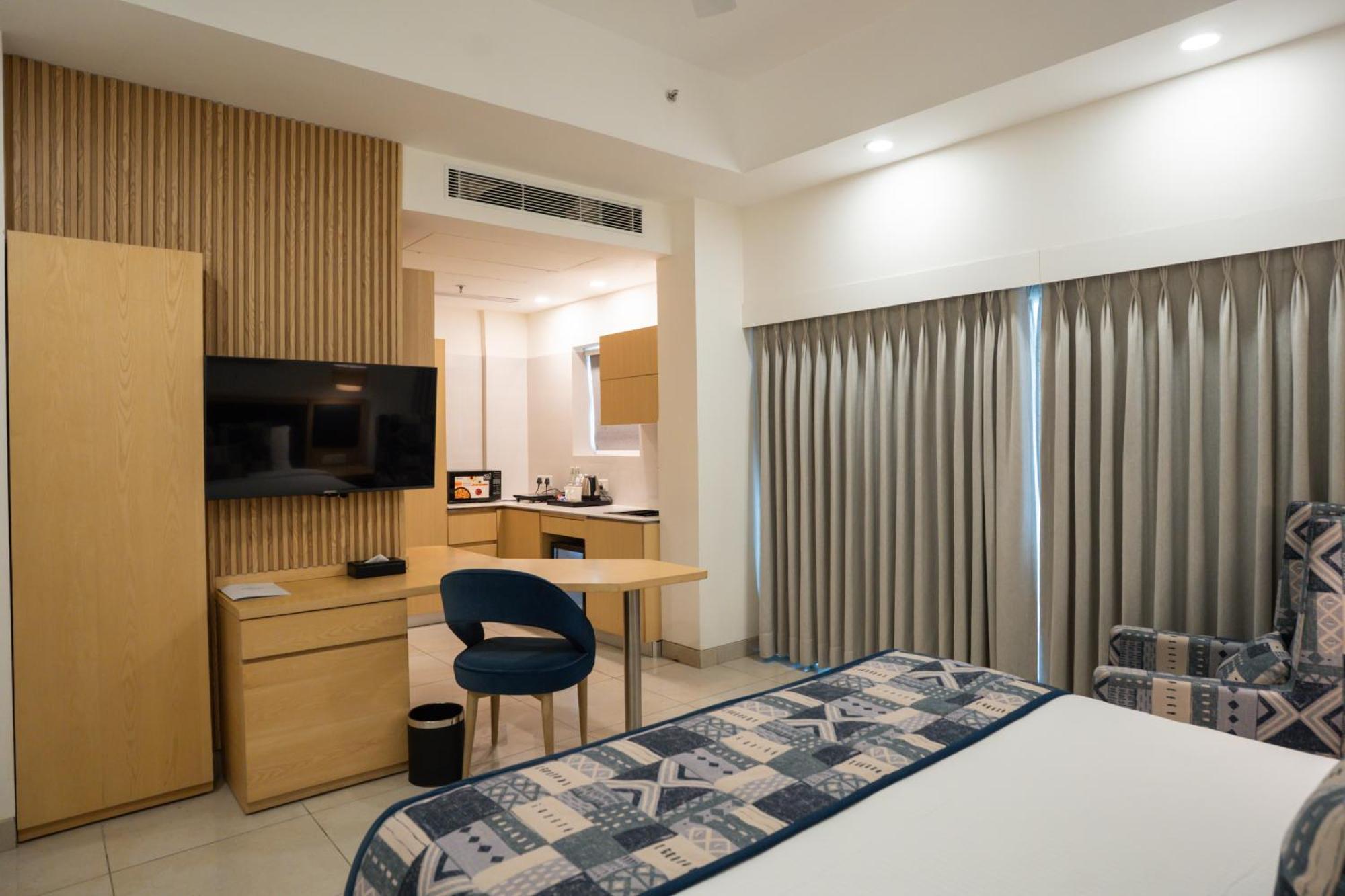 Ar Suites Klj Square Гургаон Екстериор снимка