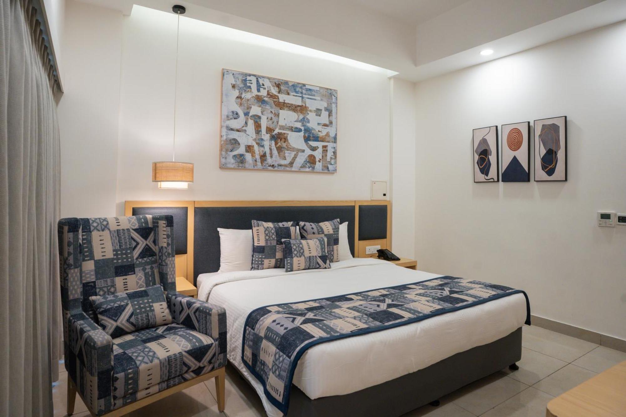 Ar Suites Klj Square Гургаон Екстериор снимка