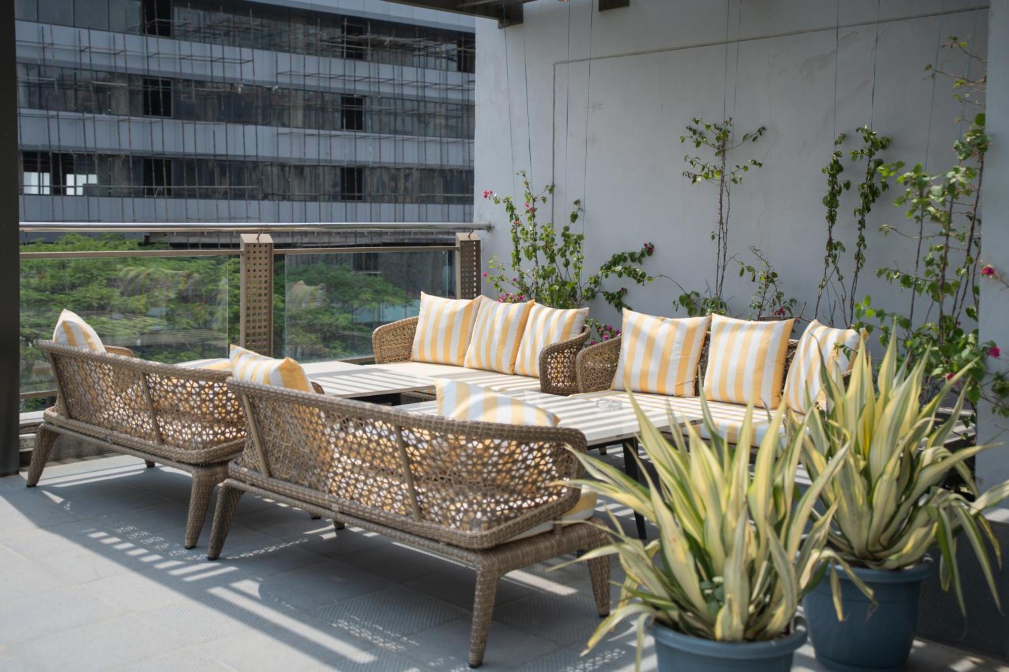 Ar Suites Klj Square Гургаон Екстериор снимка