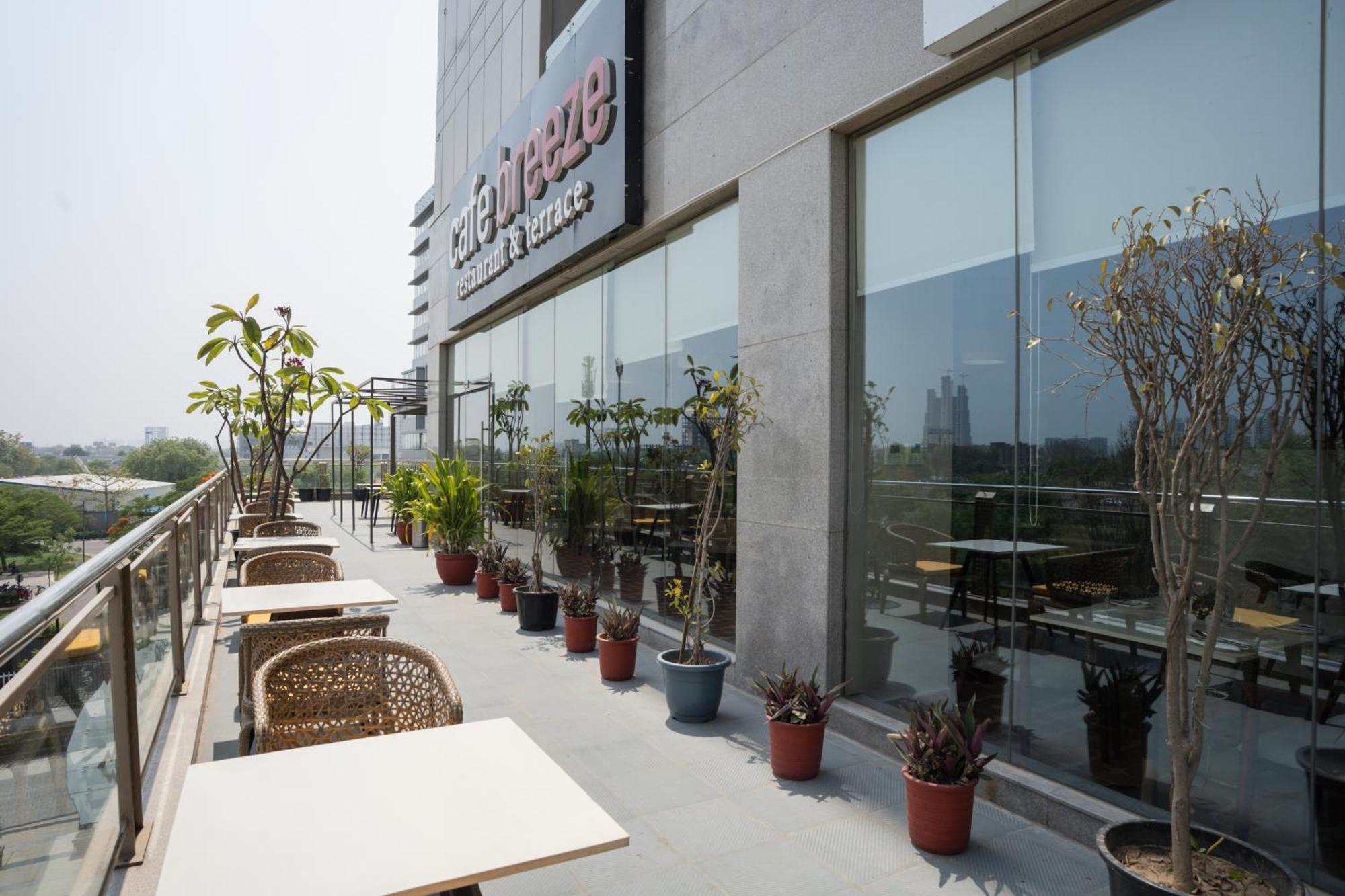 Ar Suites Klj Square Гургаон Екстериор снимка