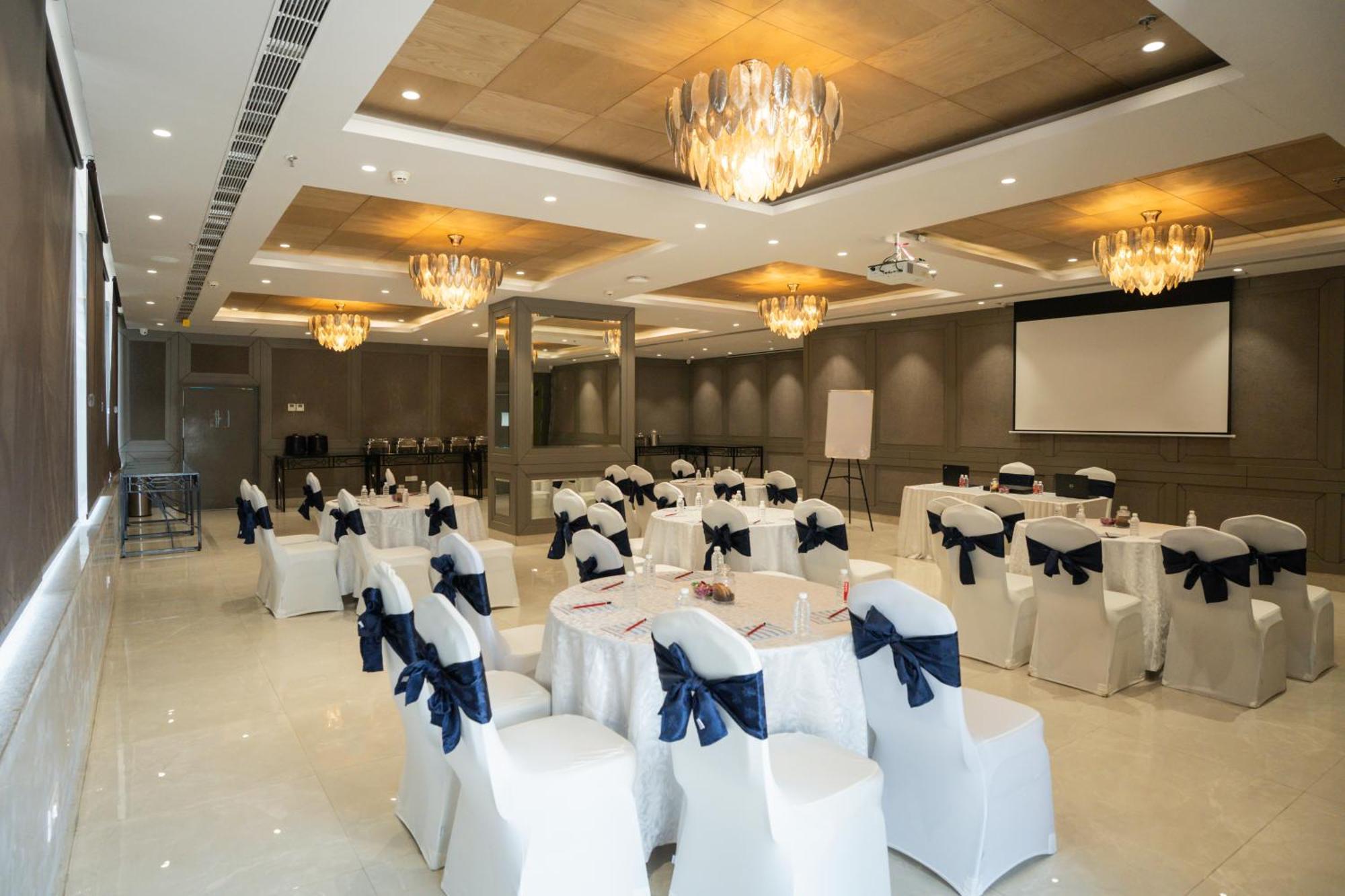 Ar Suites Klj Square Гургаон Екстериор снимка