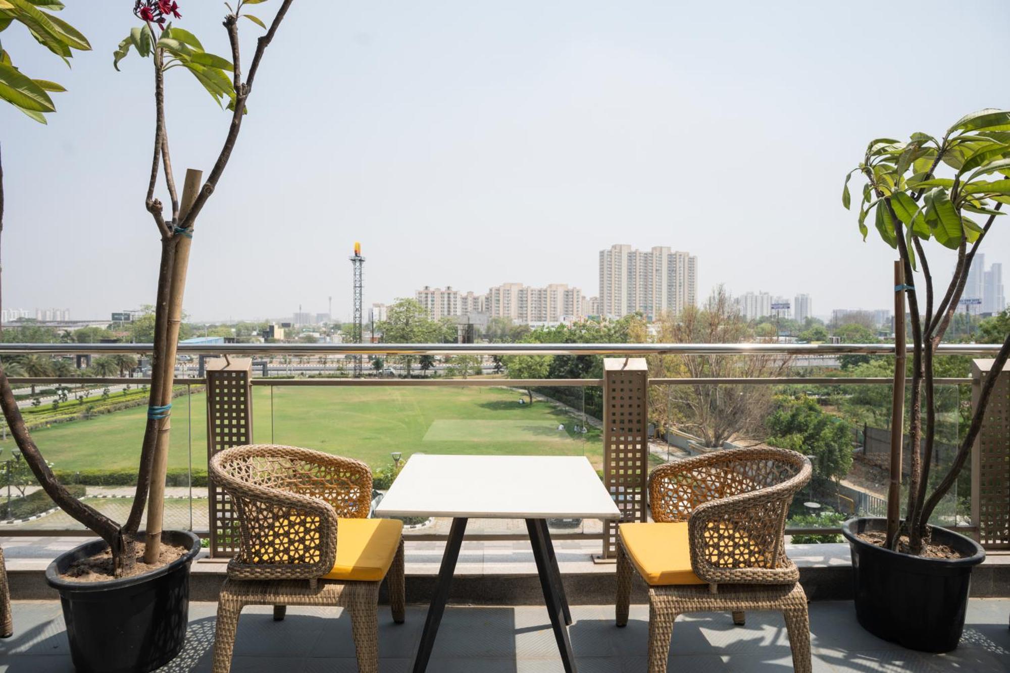 Ar Suites Klj Square Гургаон Екстериор снимка