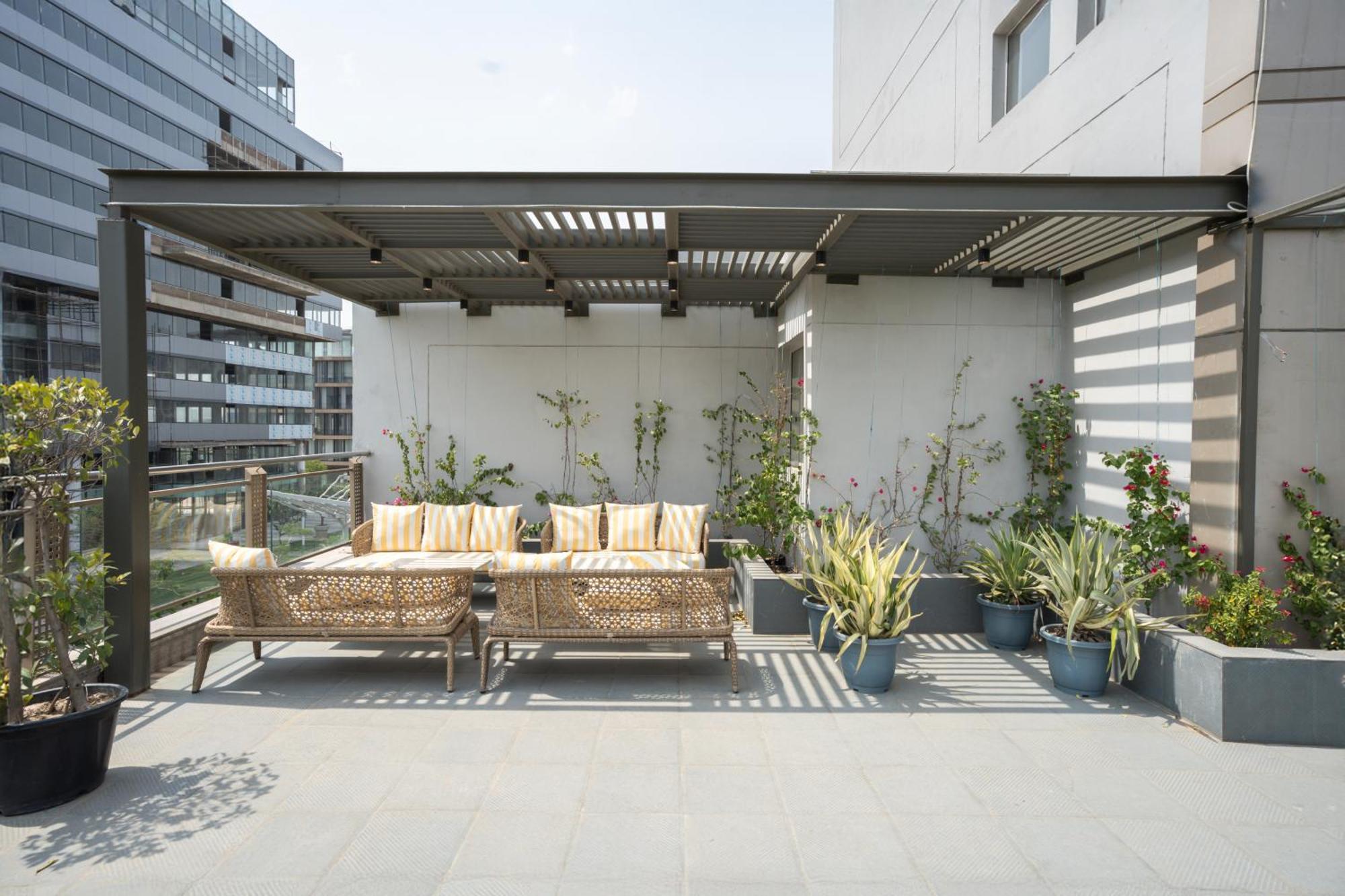 Ar Suites Klj Square Гургаон Екстериор снимка