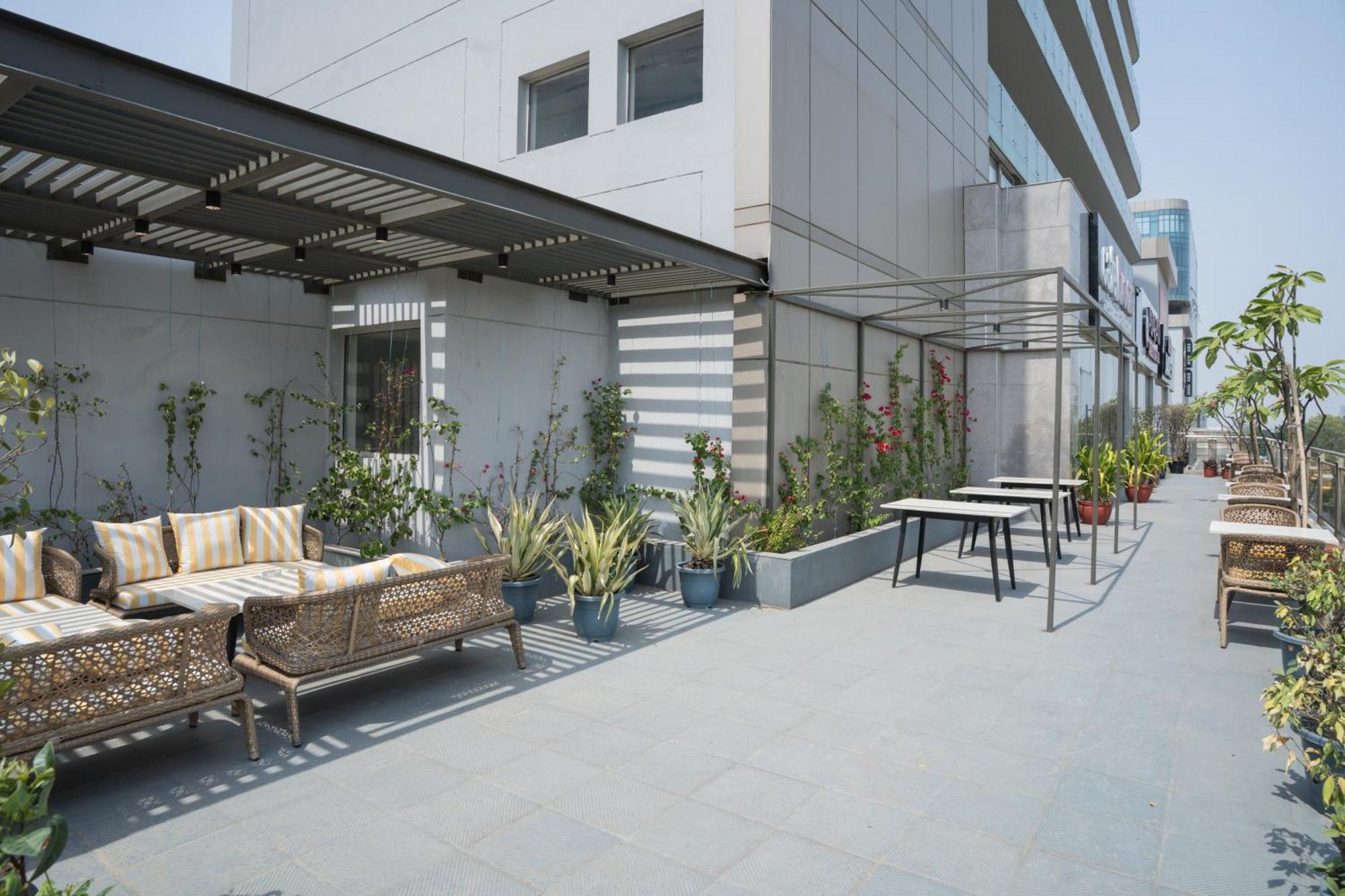 Ar Suites Klj Square Гургаон Екстериор снимка
