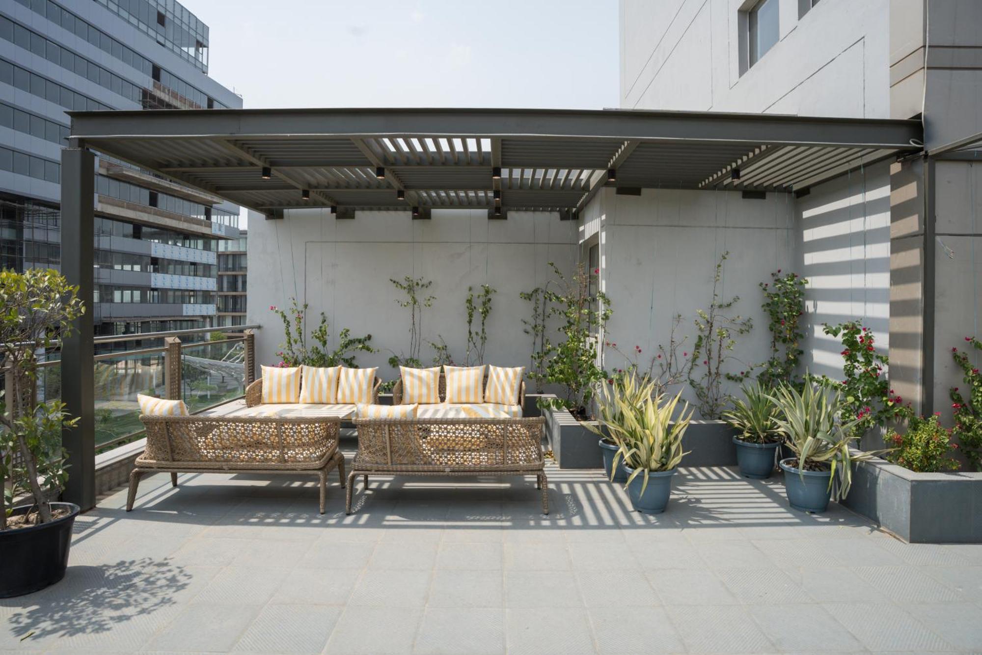 Ar Suites Klj Square Гургаон Екстериор снимка