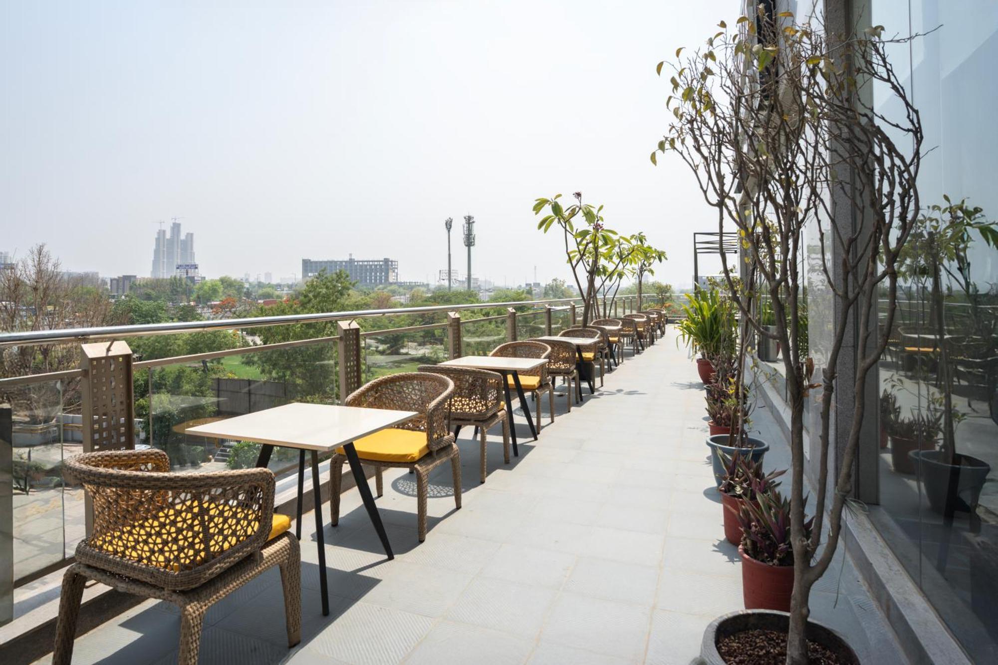 Ar Suites Klj Square Гургаон Екстериор снимка