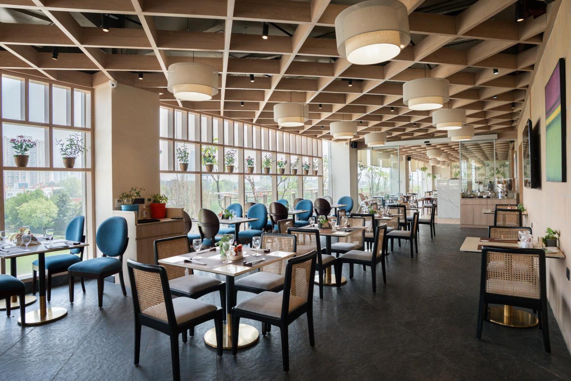 Ar Suites Klj Square Гургаон Екстериор снимка