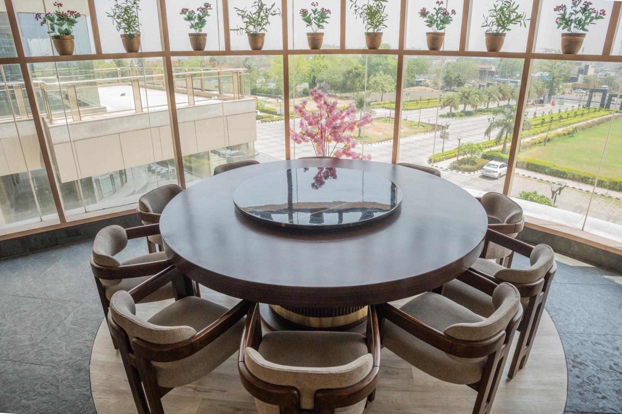 Ar Suites Klj Square Гургаон Екстериор снимка