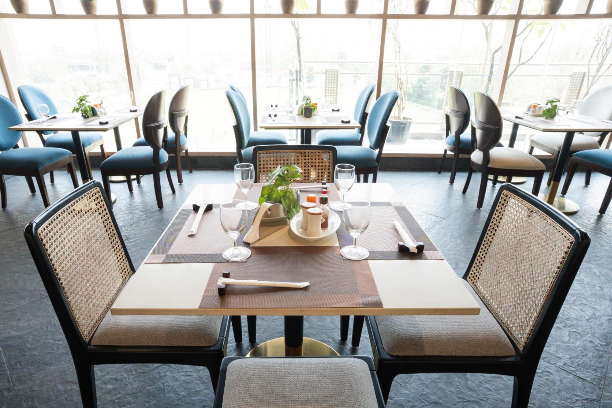 Ar Suites Klj Square Гургаон Екстериор снимка