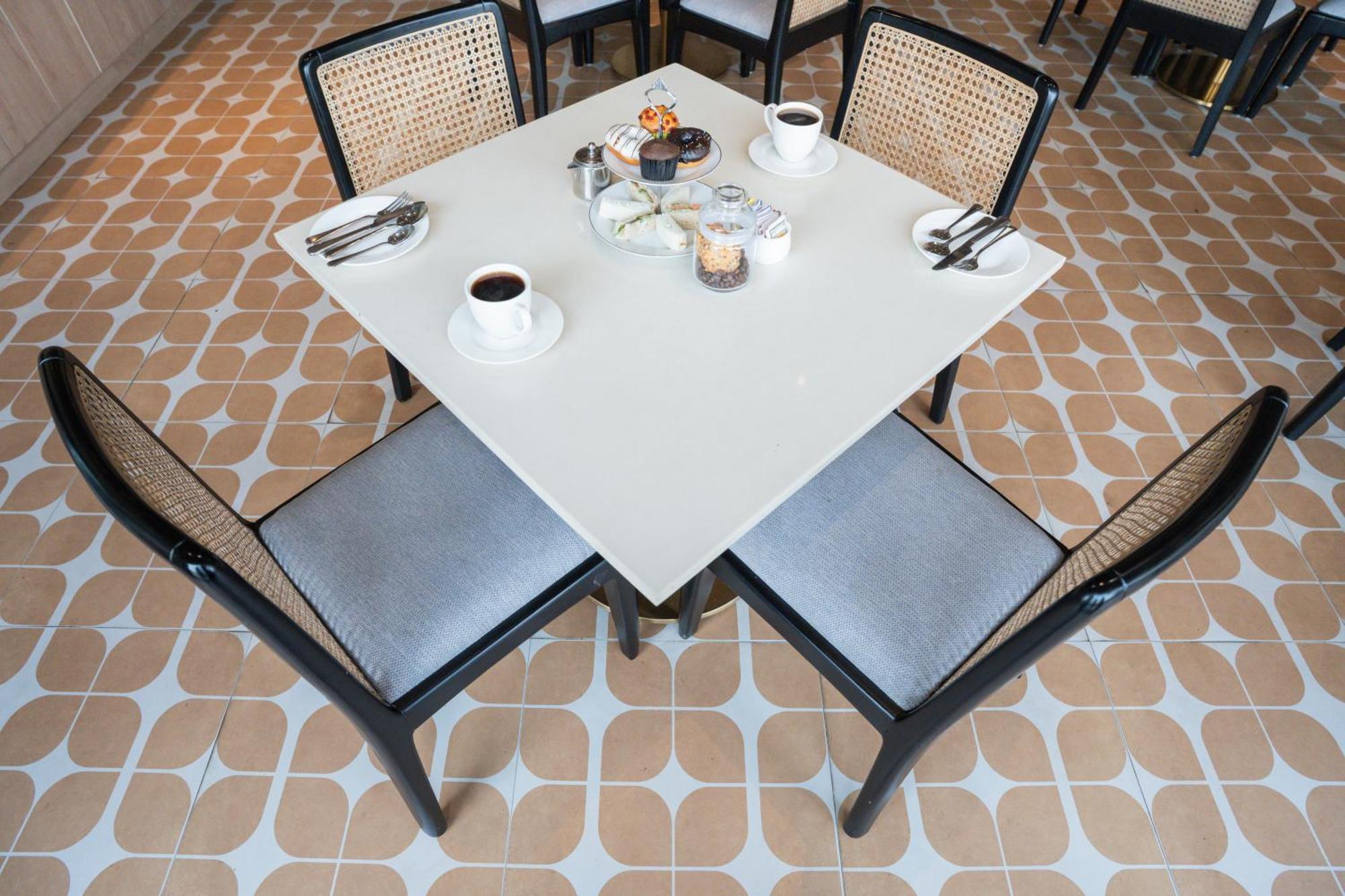 Ar Suites Klj Square Гургаон Екстериор снимка